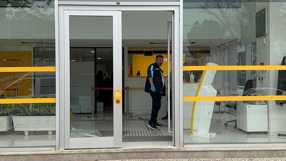 Banka şubesine saldırı! Kapıyı tekmeyle kırdı, sırra kadem bastı 8